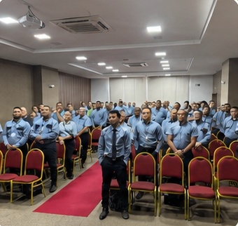 Equipe Vigon reunida em treinamento profissional